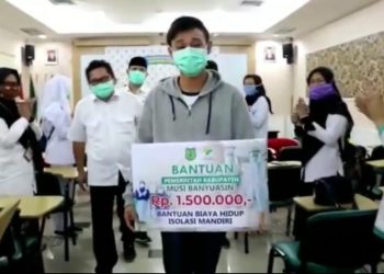 Tepuk tangan tenaga medis RSUD Sekayu mengiringi kepulangan pasien sembuh COVID-19, Senin (04/05). (fornews.co/ist)