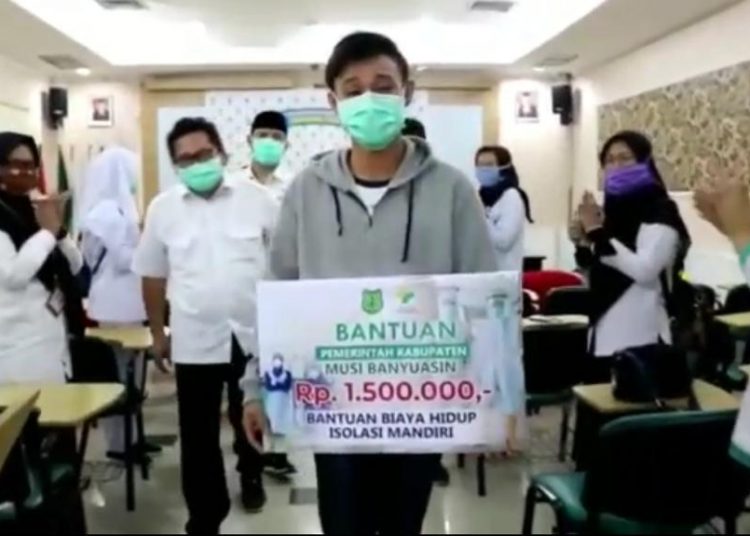 Tepuk tangan tenaga medis RSUD Sekayu mengiringi kepulangan pasien sembuh COVID-19, Senin (04/05). (fornews.co/ist)
