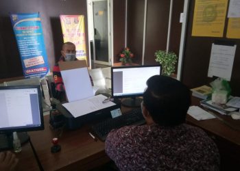 Meliyadi saat melaporkan uang di rekening Bank BRI miliknya yang hilang  ke SPKT Polrestabes Palembang, Senin (04/05). (fornews.co/rusli gumay)