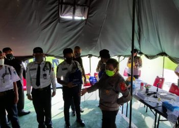 Kasat Binmas Polrestabes Palembang AKBP Aritonang saat menyerahkan secara simbolis bantuan dari PT PAB dan BPD Abujapi Sumsel kepada para security yang dirumahkan sebagai dampak pandemi COVID-19, Senin (04/05). (fornews.co/rusli gumay)