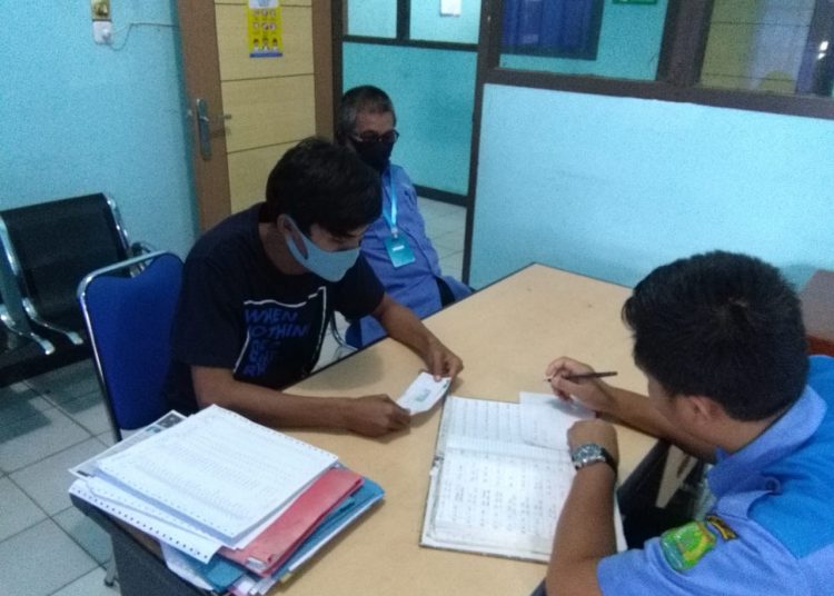 Salah seorang pelanggan mendatangi kantor layanan PDAM Tirta Randik untuk mengurus pembebasan rekening, Senin (04/05). (fornews.co/humas pemkab muba)