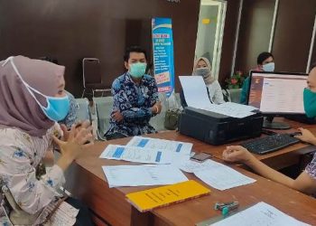 Ummi Qodriyah melaporkan dua kenalannya ke SPKT Polrestabes Palembang karena melakukan penipuan pembelian paket sembako, Selasa (05/05). (fornews.co/rusli gumay)