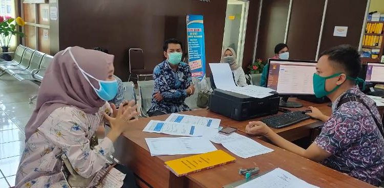 Ummi Qodriyah melaporkan dua kenalannya ke SPKT Polrestabes Palembang karena melakukan penipuan pembelian paket sembako, Selasa (05/05). (fornews.co/rusli gumay)