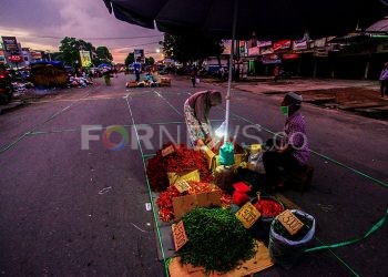 Pedagang sayur di Pasar Lemabang diperbolehkan berjualan di jalan dengan jaga jarak sebagai langkah antisipasi penyebaran COVID-19. (matakamera/fornews.co/mushaful imam)