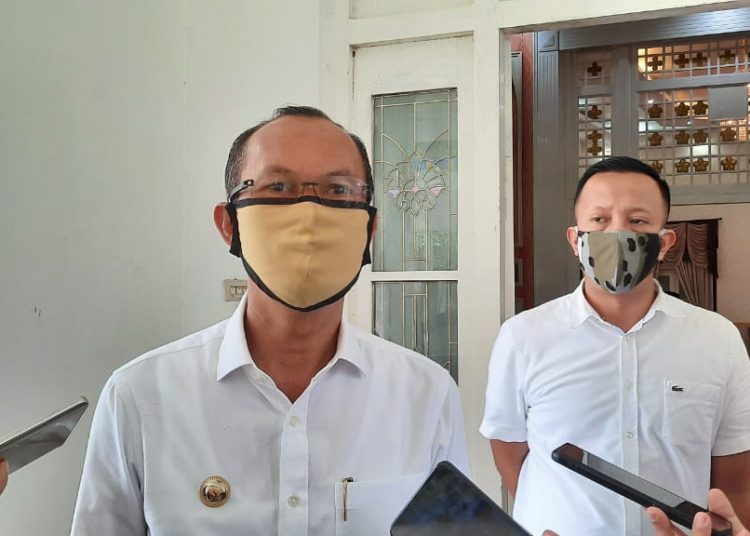 Wali Kota Palembang Harnojoyo memberikan keterangan usai rapat melalui video conference dengan Kepala Sekretariat Presiden, Selasa (05/05). (fornews.co/rusli gumay)