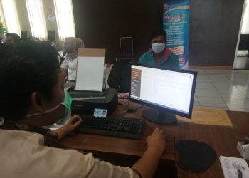 Anggi Fernandes saat melaporkan peristiwa penipuan yang menimpanya ke SPKT Polrestabes Palembang, Rabu (06/05). (fornews.co/rusli gumay)