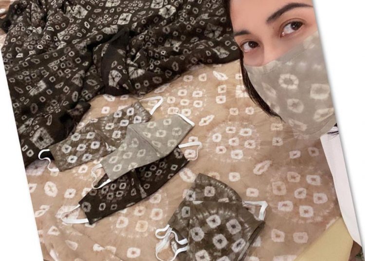 Ketua TP PKK Kabupaten Muba Thia Yufada menunjukkan masker kain Gambo Muba yang diproduksi. ((fornews.co/ss instagram)