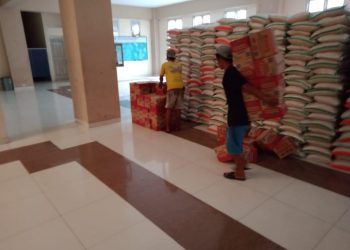 Petugas saat memindahkan paket sembako ke GOR Perahu Kajang, Kayuagung, Kamis (07/05). (IST)
