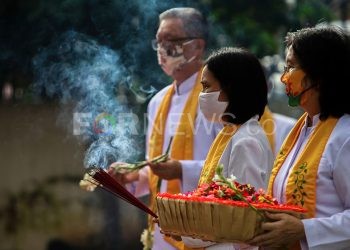 Pengurus Wihara Dharmarkirti melakukan ritual peringatan Hari Raya Waisak. (matakamera/fornews.co/mushaful imam)