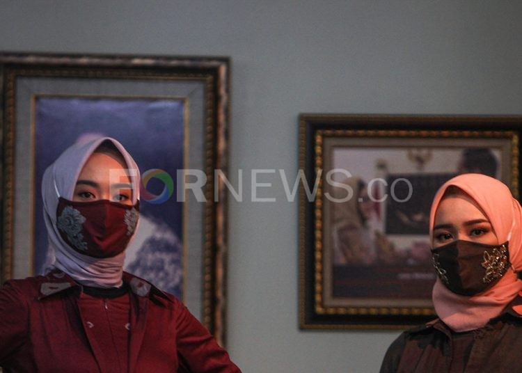 Dua orang model memperagakan koleksi terbaru baju Lebaran Rumah Busana Tria. (matakamera/fornews.co/mushaful imam)