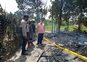 Kondisi rumah kakek Ahmad yang rata dengan tanah usai mengalami kebakaran, Kamis (07/05). (fornews.co/ist)