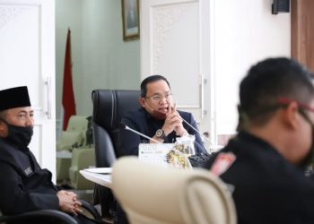 Bupati Muba Dodi Reza Alex dan Sekda Muba Apriyadi saat rapat koordinasi dengan jajaran Pemkab Muba baru-baru ini. (fornews.co/humas pemkab muba)