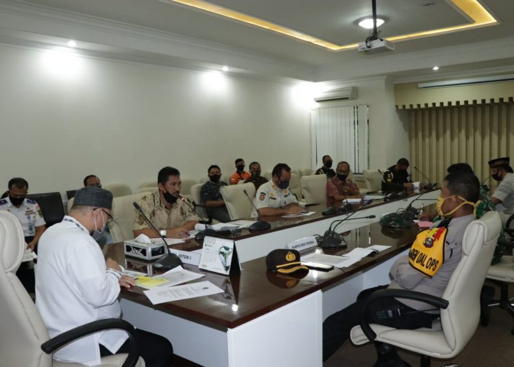Beberapa instansi terkait yang tergabung dalam Gugus Tugas Percepatan Penanganan COVID-19 Kabupaten Muba melakukan rapat koordinasi pendirian Posko Lebaran tahun 2020, Jumat (08/05). (fornews.co/humas pemkab muba)