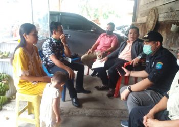 Keluarga ABK WNI yang jasadnya dilarung ke laut didampingi kuasa hukum mereka saat di rumah keluarga ABK, Jumat (08/05). (IST)