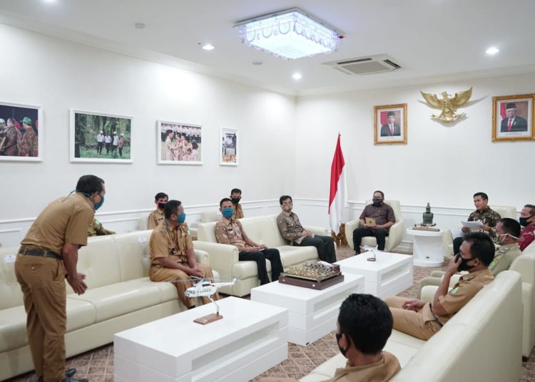 Bupati Muba Dodi Reza Alex saat menerima audiensi kepala desa yang baru dilantik di ruang audiensi Bupati, Jumat (08/05). (fornews.co/humas pemkab muba)