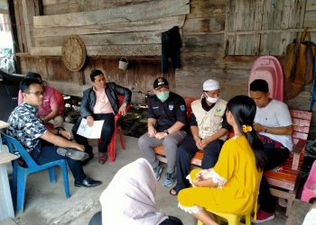 Pihak keluarga dua ABK WNI yang jasadnya dilarung ke laut didampingi kuasa hukumnya saat berada di rumahnya di Desa Serdang Menang, Kecamatan Sirah Pulau Padang, Kabupaten OKI, Jumat (08/05). (IST)