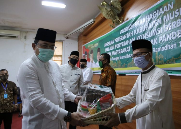 Bupati Muba Dodi Reza Alex menyerahkan secara simbolis menu buka puasa di kantor Camat Sekayu, Jumat (08/05), sebagai program Gerakan Ramadan Berbagi yang akan dibagikan ke masyarakat tidak mampu di seluruh kecamatan secara bergiliran. (fornews.co/humas pemkab muba)