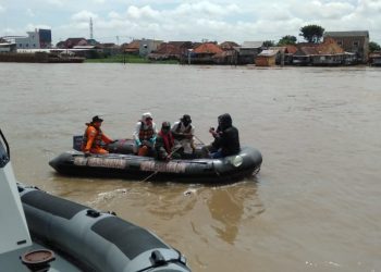 Tim SAR gabungan melakukan pencarian terhadap Rangga, remaja yang loncat ke Sungai Ogan dan diduga tenggelam sejak Jumat (08/05). (fornews.co/rusli gumay)