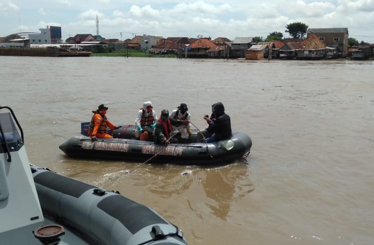 Tim SAR gabungan melakukan pencarian terhadap Rangga, remaja yang loncat ke Sungai Ogan dan diduga tenggelam sejak Jumat (08/05). (fornews.co/rusli gumay)