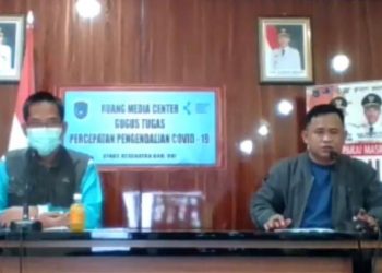 Alexander Bustomi (kanan) didampingi Jubir Gugus Tugas COVID-19 Kabupaten OKI saat melakukan konferensi pers secara virtual, Sabtu (09/05) malam. (IST)