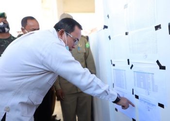 Bupati Muba Dodi Reza Alex melihat daftar penerima BLT Dana Desa 2020 di Desa Baru Jaya, Kecamatan Jirak Jaya, Kabupaten Muba, Senin (11/05). (fornews.co/humas pemkab muba)