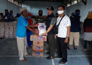 Penyaluran bansos di salah satu desa di Kabupaten OKI. (IST)