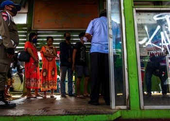 Warga terjaring razia masker di Pasar KM 5 Palembang. (matakamera/fornews.co/mushaful imam)