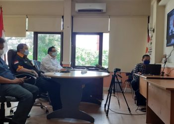 Ketua Umum KONI Sumsel Hendri Zainuddin didampingi Waketum I Ahmad Yani, dan Kabid Humas dan Media Rustam Imron saat mengikuti rapat koordinasi daring dengan Ketua Umum KONI Pusat Marciano Norman, Selasa (12/05). (fornews.co/humas koni sumsel)