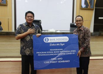 Gubernur Sumsel Herman Deru menerima secara simbolis bantuan dari Kantor Perwakilan Bank Indonesia Provinsi Sumatra Selatan yang diserahkan Kepala Kantor Perwakilan BI Sumsel Hari Widodo, di kantor Gubernur Sumsel, Selasa (12/05) sore. (fornews.co/humas bi sumsel)