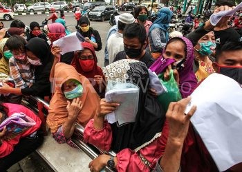 Warga Palembang berdesakan saat antre untuk mencairkan Bantuan Sosial Tunai dari Kementerian Sosial. (matakamera/fornews.co/mushaful imam)