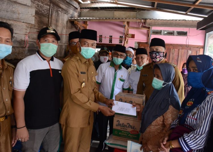 Wakil Bupati OKI, H M Dja'far Shodiq saat menyerahkan bantuan kepada keluarga korban. (IST)