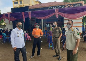 Camat Sekayu Marko Susanto dan Kepala Satuan Pol PP Muba Joni Martohonan saat mengawasi pelaksanaan pencairan Bansos Tunai Kemensos di Kantor Pos Sekayu, Rabu (13/05). (fornews.co/humas pemkab muba)