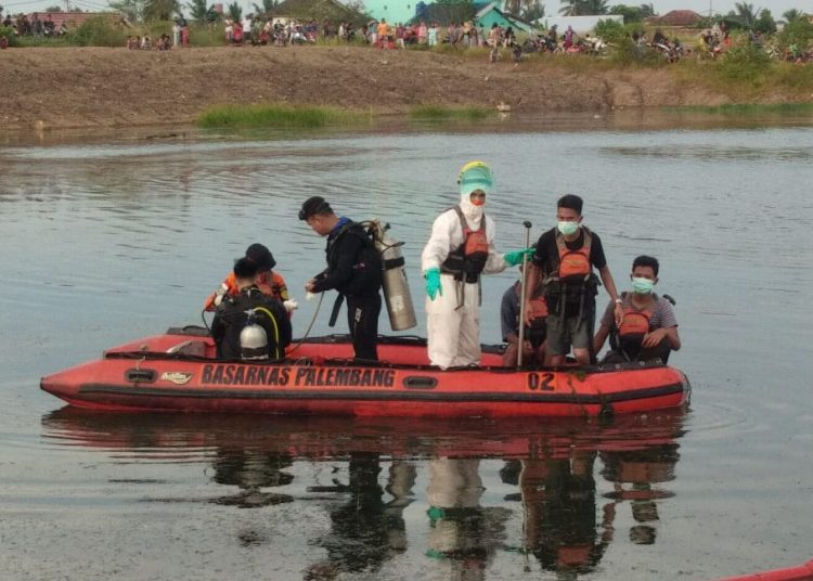 Tim Basarnas Palembang saat melakukan evakuasi Galang yang tenggelam di Danau JSC, Rabu (13/05). (fornews.co/ist)