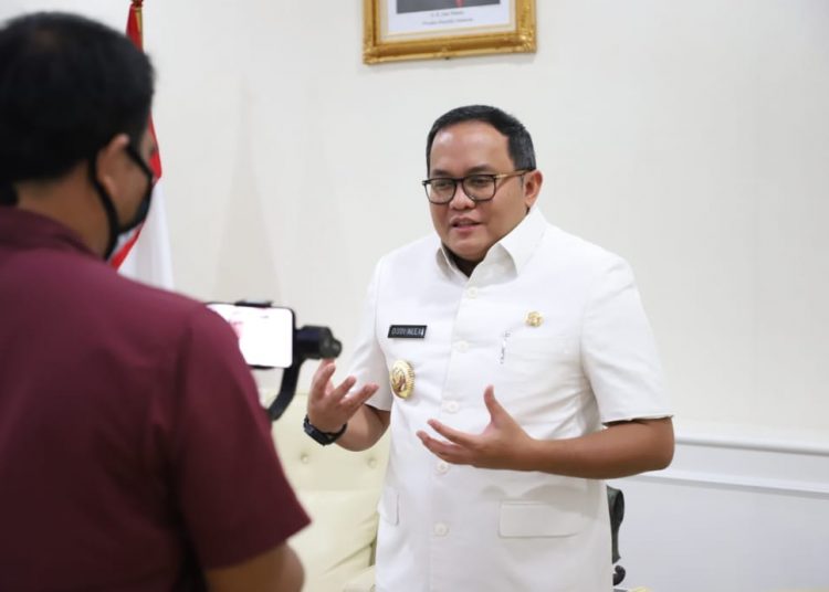 Bupati Muba Dodi Reza Alex saat memberikan keterangan mengenai pencairan THR PNS dan tenaga kontrak di lingkungan Pemkab Muba, Kamis (14/05). (fornews.co/humas pemkab muba)