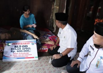 Sekda Muba Apriyadi didampingi Camat Sekayu Marko Susanto menyerahkan langsung BLT Dana Desa ke warga Desa Sukarami, Kecamatan Sekayu, Kamis (14/05). (fornews.co/humas pemkab muba)