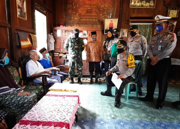 Kapolrestabes Palembang Kombes Pol Anom Setyadji saat menyambangi rumah warga di Tangga Buntung untuk menyerahkan bantuan kepada warga terdampak COVID-19, Jumat (15/05). (fornews.co/rusli gumay)