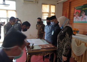 Seorang kepala desa dalam Kecamatan Sekayu menandatangani pakta integritas penyaluran bantuan sosial, Jumat (15/05). (fornews.co/humas pemkab muba)