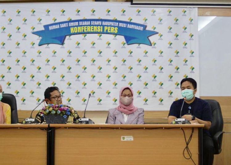 Direktur RSUD Sekayu dr Makson Parulian Purba bersama keluarga pasien N menggelar konferensi pers, Jumat (15/05), terkait status N saat meninggal dunia. (fornews.co/humas pemkab muba)