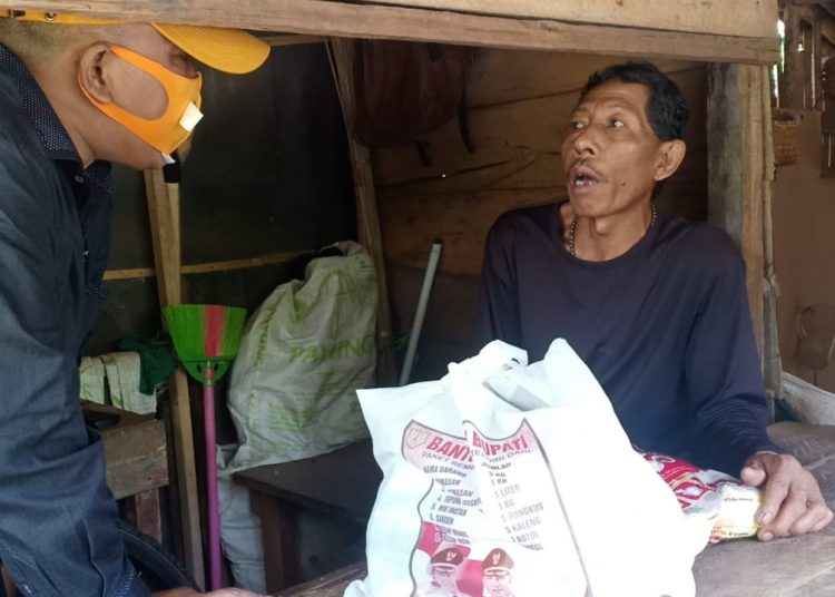 Tim Gugus Tugas COVID-19 Kabupaten Muba menyalurkan bantuan sosial langsung ke rumah KPM yang menderita sakit di Desa Lais, Minggu (17/05). (fornews.co/humas pemkab muba)