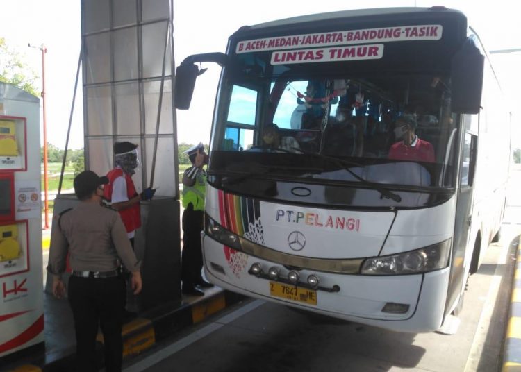 Bus Pelangi saat melintas di Tol Kayuagung, Minggu (17/05). (IST)