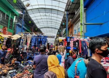 Kepadatan terlihat di Lorong Basah Pasar 16 Ilir Palembang, Minggu (17/05). (fornews.co/rusli gumay)