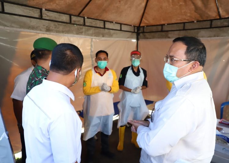Bupati Muba Dodi Reza Alex saat mengunjungi salah satu Posko pengawasan di pintu masuk Kabupaten Muba yang menerapkan pencegahan COVID-19. (fornews.co/humas pemkab muba)