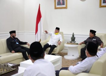 Bupati Muba Dodi Reza Alex saat menerima Ketua Tanfidzhiyah PWNU Sumsel KH Amirudin Nahrawi dan pengurus PWNU Sumsel di ruang audiensi Bupati Muba, Senin (18/05). (fornews.co/humas pemkab muba)