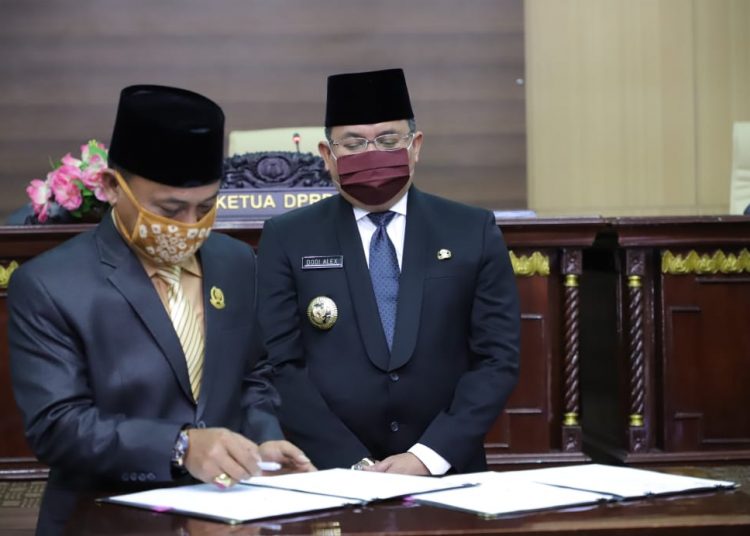 Bupati Muba Dodi Reza Alex menyaksikan Ketua DPRD Muba Sugondo menandatangani persetujuan bersama Pemkab dan DPRD Muba atas tiga Raperda menjadi Perda di ruang rapat paripurna DPRD Muba, Selasa (19/05). (fornews.co/humas pemkab muba)
