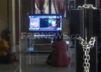 Warga diharuskan menyimak edukasi mengenai COVID-19 di dalam ruangan terkunci. (matakamera/fornews.co/mushaful imam)