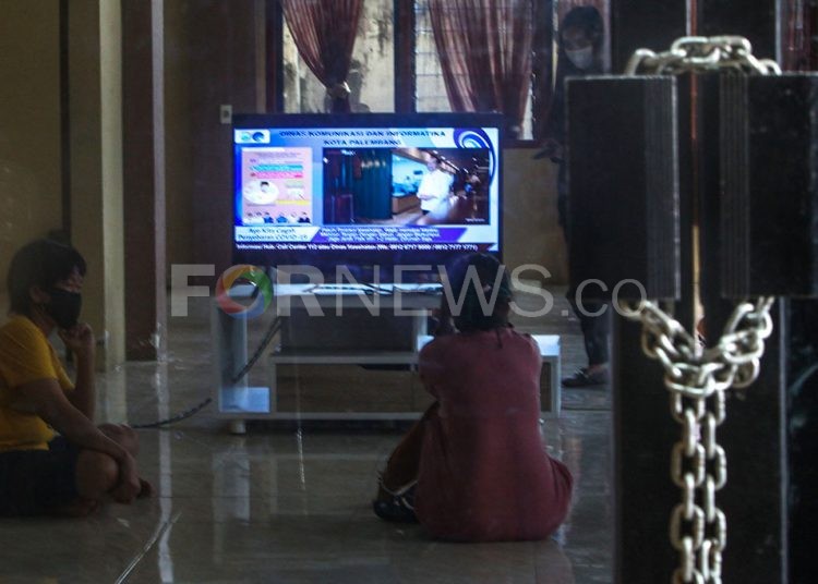 Warga diharuskan menyimak edukasi mengenai COVID-19 di dalam ruangan terkunci. (matakamera/fornews.co/mushaful imam)