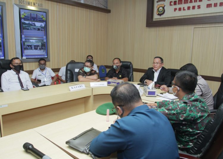 Bupati Muba Dodi Reza Alex saat mengikuti video conference bersama Kapolda Sumsel di command centre Polres Musi Banyuasin, Selasa (19/05). (fornews.co/humas pemkab muba)