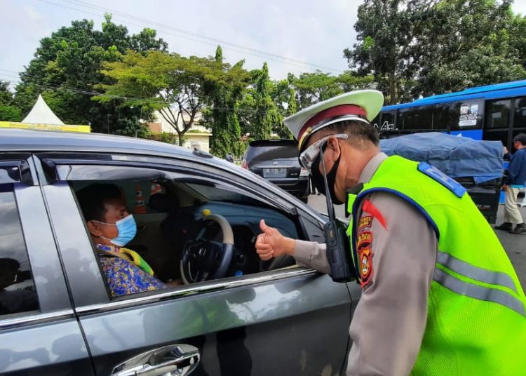 Petugas memeriksa identitas pengendara dan tujuannya di Posko check point Dekranasda Jakabaring, Rabu (20/05). (fornews.co/rusli gumay)