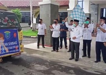 Bupati OKI, H Iskandar SE saat melepas penyaluran bansos tahap kedua di Halaman Kantor Bupati OKI, Rabu (20/05). (IST)