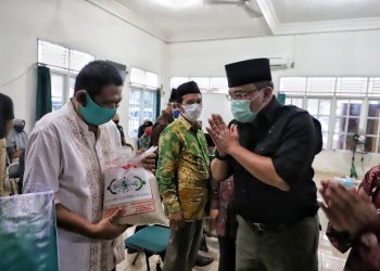 Pembina LAZISNU Sumsel Dodi Reza Alex menyerahkan secara simbolis bantuan beras kepada warga NU di Sumsel yang terdampak COVID-19, Jumat (22/05). (fornews.co/humas pemkab muba)